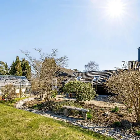 Hughe - 1-3km From The Sea By Interhome