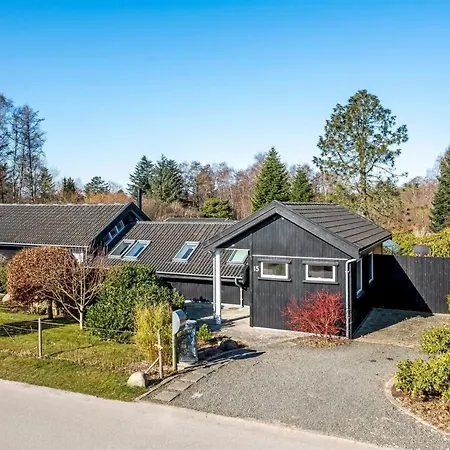 Ferienhaus Hughe - 1-3km From The Sea By Interhome *