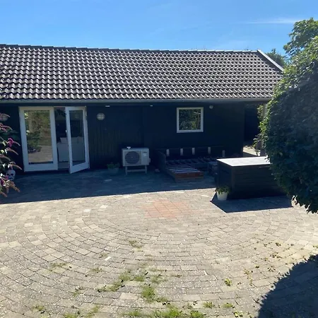 Hughe - 1-3km From The Sea By Interhome